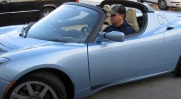 Според публикации в интернет той е притежавал оригинален роудстър, но е трудно да се определи дали това е вярно или не. Отново поради неговата потайност.